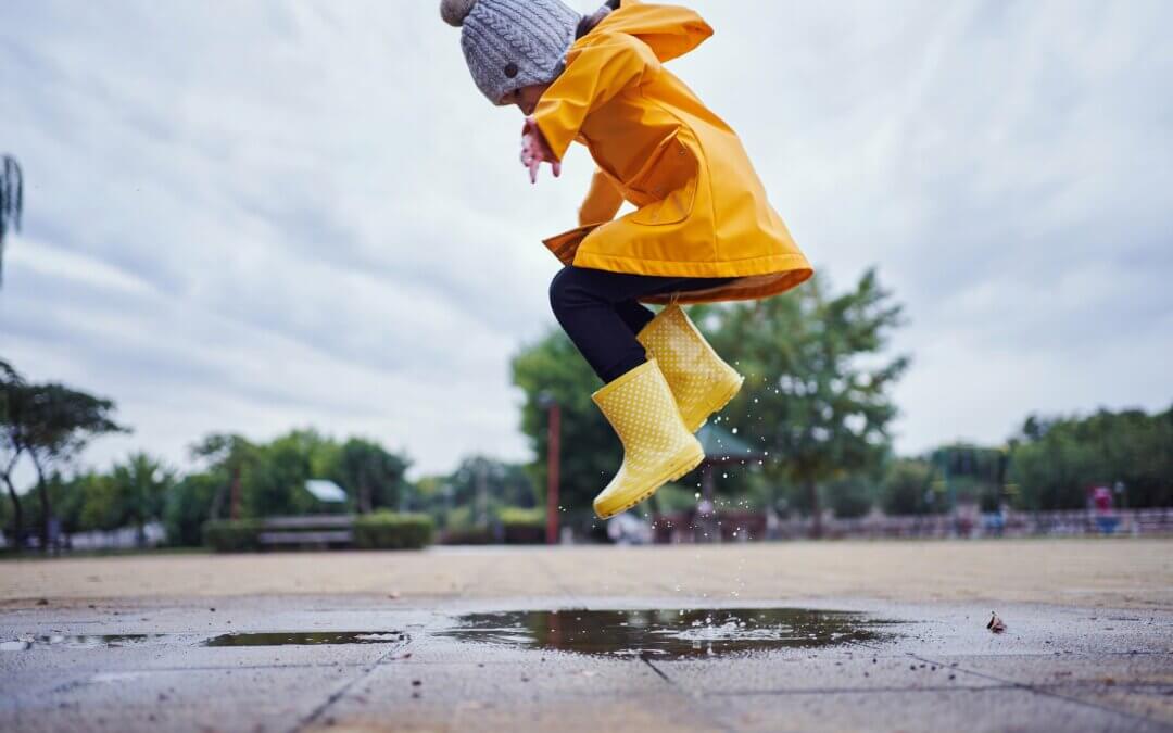 Pluie, Jeux & Popcorn : 10 Idées d’activités pour une journée pluvieuse inoubliable !
